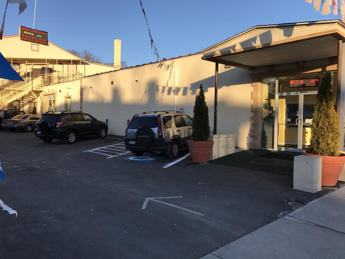 Waterbury Big Apple Motel Exteriör bild